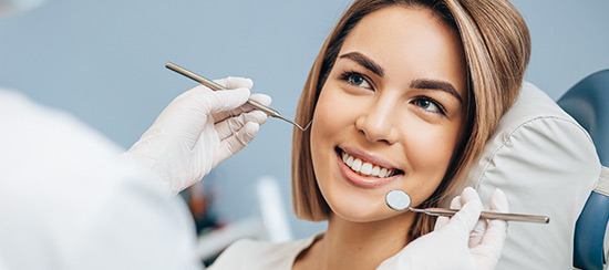 smiling-woman-at-the-dentist